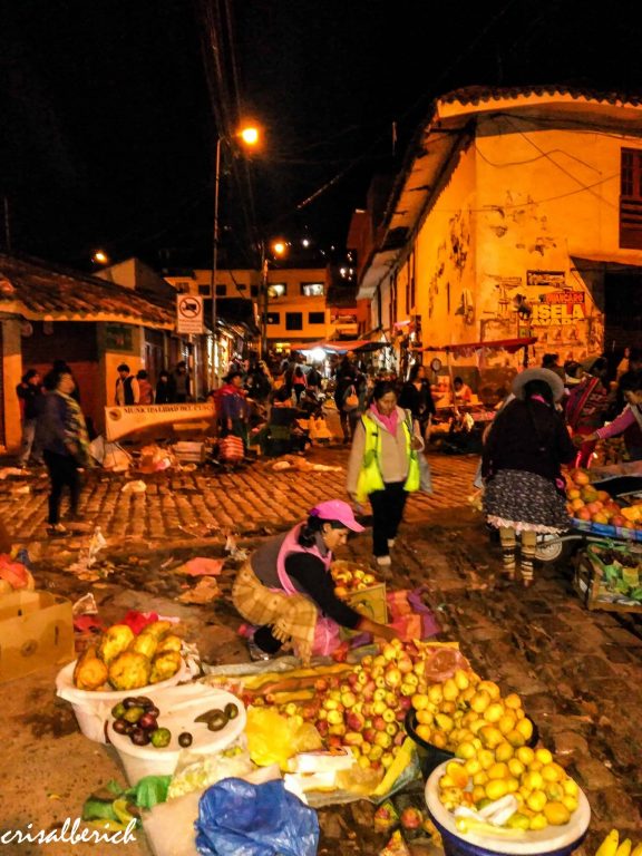 Mercado de frutas callejero cuzco