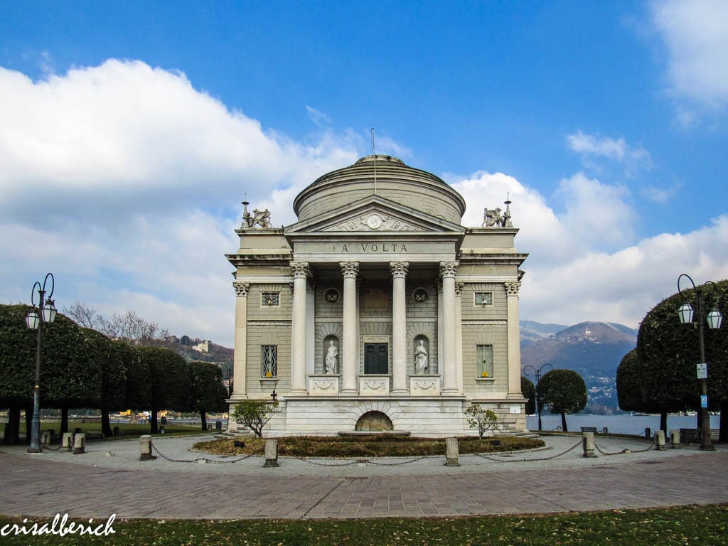 lago di como en un día