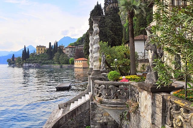 lago di como en un día